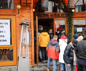 Tłumy przed otwartą restauracją w Zakopanem