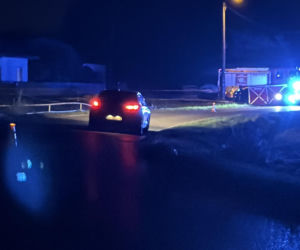 Kierowca uderzył w barierki, barierka przebiła auto i zabiła pasażera, kierowca uciekł pieszo