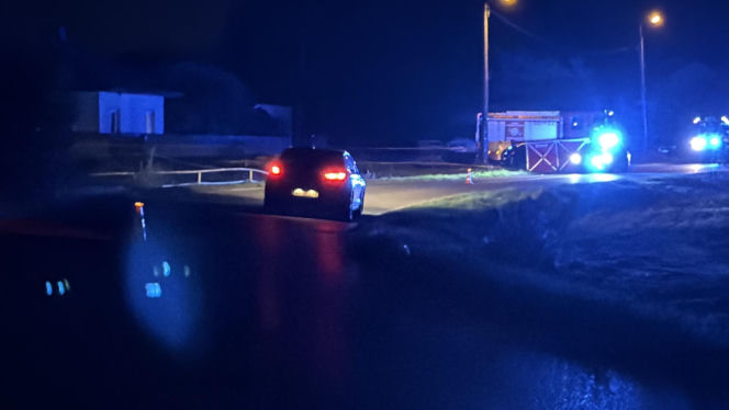 Kierowca uderzył w barierki, barierka przebiła auto i zabiła pasażera, kierowca uciekł pieszo