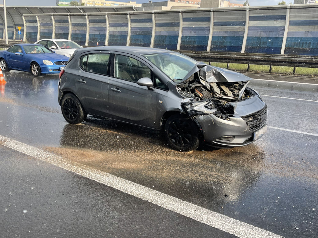Horror na S8. Zderzyły się dwa samochody osobowe i bus. Jedna osoba została ranna