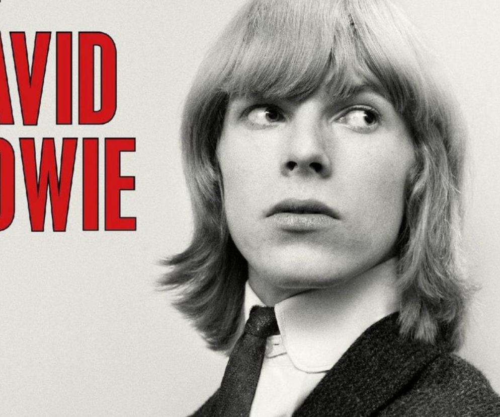 Młody David Bowie w garniturze i krawacie. O niepublikowanych nagraniach artysty z lat 60. przeczytasz na EskaRock.