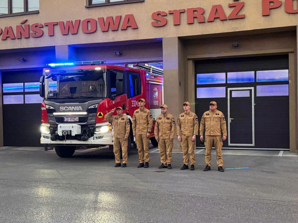 Strażackie syreny zawyły dla poległych kolegów. Żegna ich cała Polska
