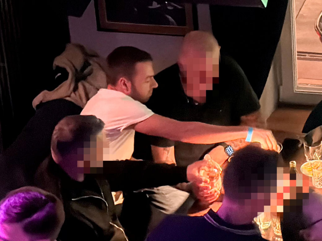 Posłowie Bartosz Romowicz i Piotr Górnikiewicz po wieczornym głosowaniu przyjechali do klubu Piano Bar