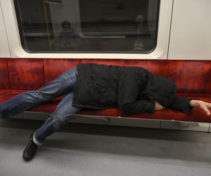 Koniec ze spaniem na siedzeniach w komunikacji miejskiej. Radni przegłosowali uchwałę