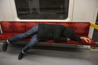 Koniec ze spaniem na siedzeniach w komunikacji miejskiej. Radni przegłosowali uchwałę