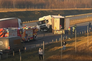 Kierowca uwięziony w zmiażdżonej kabinie, autostrada A1 stoi