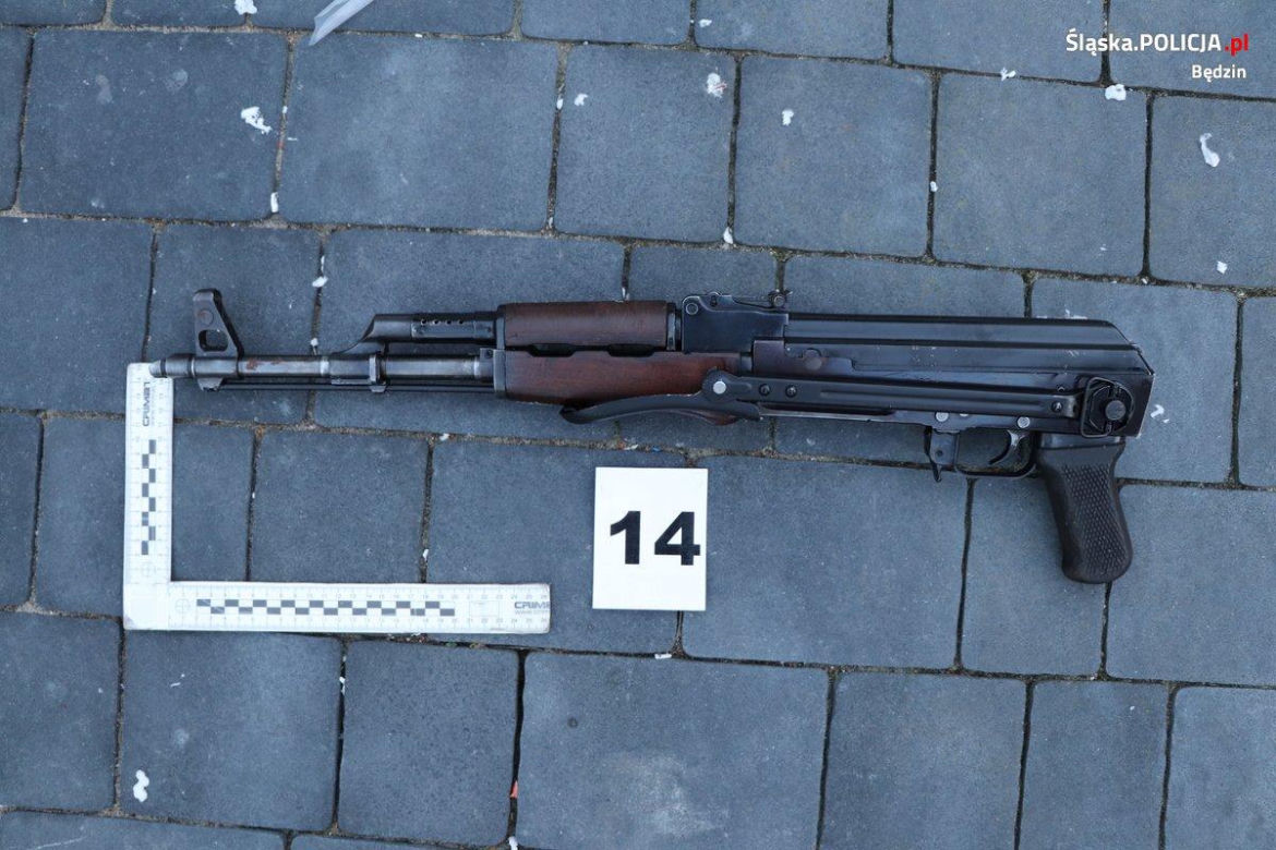 Będzin: Narkotyki warte 1 mln zł, karabiny i pistolety. Zatrzymano trzy osoby