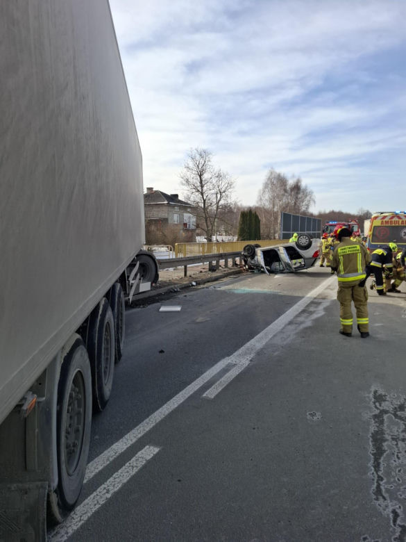 Zderzenie ciężarówki z osobówką na trasie Tarnów - Brzesko. Trzy osoby poszkodowane