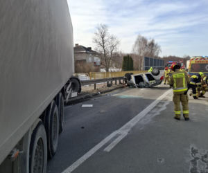 Zderzenie ciężarówki z osobówką na trasie Tarnów - Brzesko. Trzy osoby poszkodowane