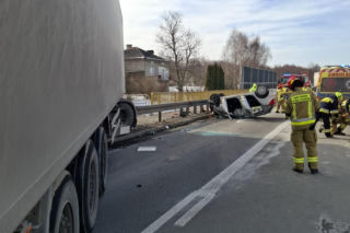 Zderzenie ciężarówki z osobówką na trasie Tarnów - Brzesko. Trzy osoby poszkodowane