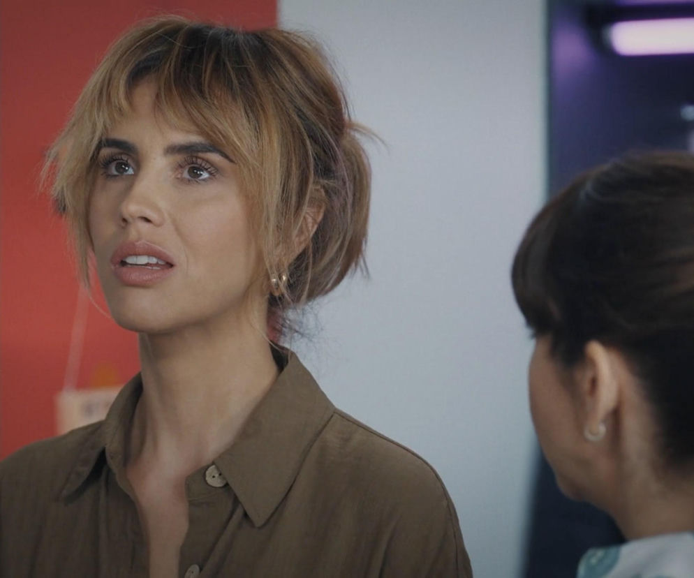 Michalina Sosna jako Kama w serialu M jak miłość rozmawia z Anetą, wyrażając swoje wątpliwości dotyczące rozwodu z Marcinem. Kobieta ma zmartwioną minę. Artykuły o serialu znajdziesz na Super Seriale.