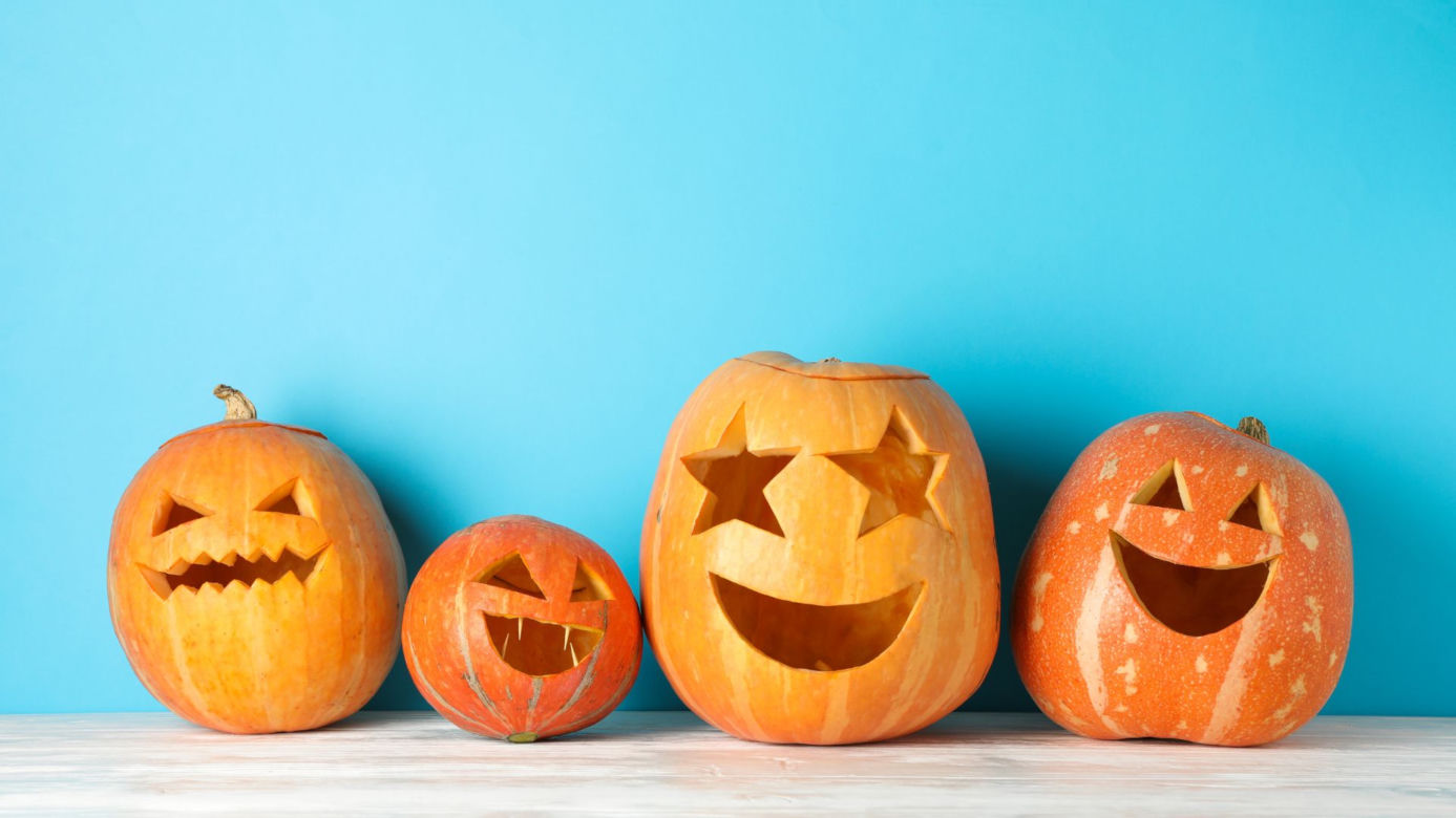 Dynia na Halloween. Jak zrobić krok po kroku? Straszne i śmieszne wzory [GALERIA]