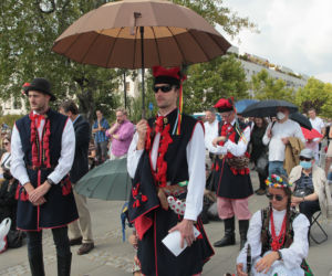 Tłum pielgrzymów w Warszawie. Wierni przybyli na beatyfikację kard. Stefana Wyszyńskiego