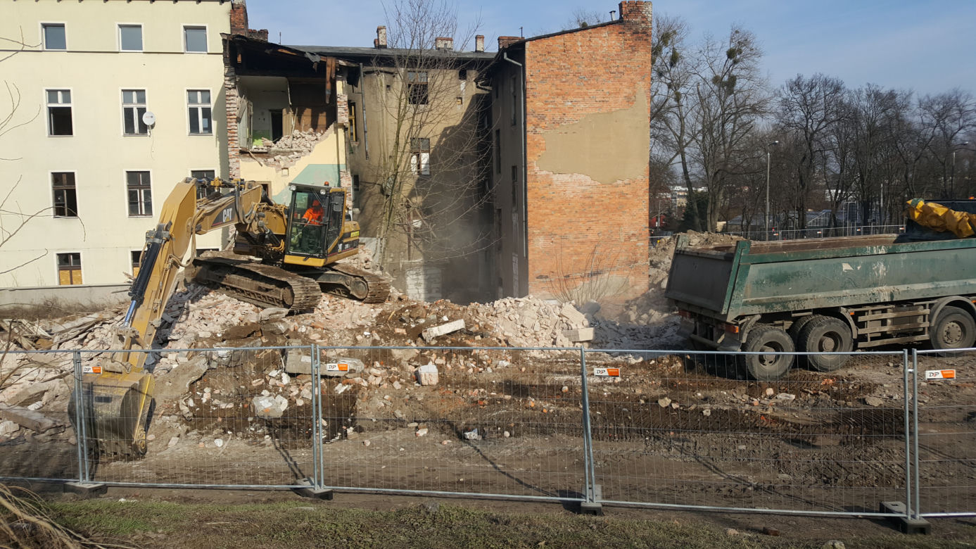 Kamienice na ul. Toruńskiej w Bydgoszczy zaczynają znikać. Rozpoczęła się zapowiadana rozbiórka [ZDJĘCIA, WIDEO]