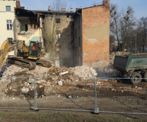 Kamienice na ul. Toruńskiej w Bydgoszczy zaczynają znikać. Rozpoczęła się zapowiadana rozbiórka [ZDJĘCIA, WIDEO]