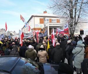 Protest przed szkołą  w Kielnie