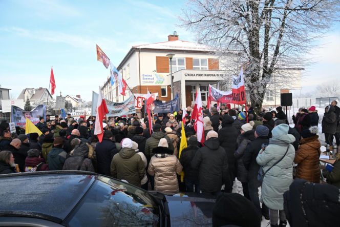 Protest przed szkołą  w Kielnie