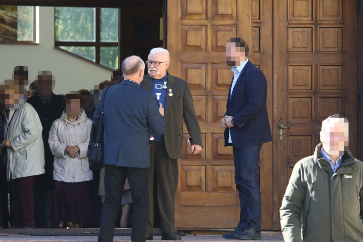 Wałęsa obwieszony ważnymi symbolami. Tak przyjechał do kościoła 