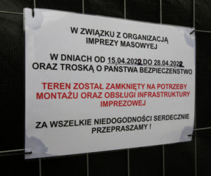 Grodzą Pl. Piłsudskiego potężnym płotem