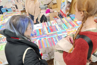 W Lublinie trwają Lubelskie Targi Książki. Na spotkania z autorami ustawiły się długie kolejki fanów [GALERIA ZDJĘĆ]