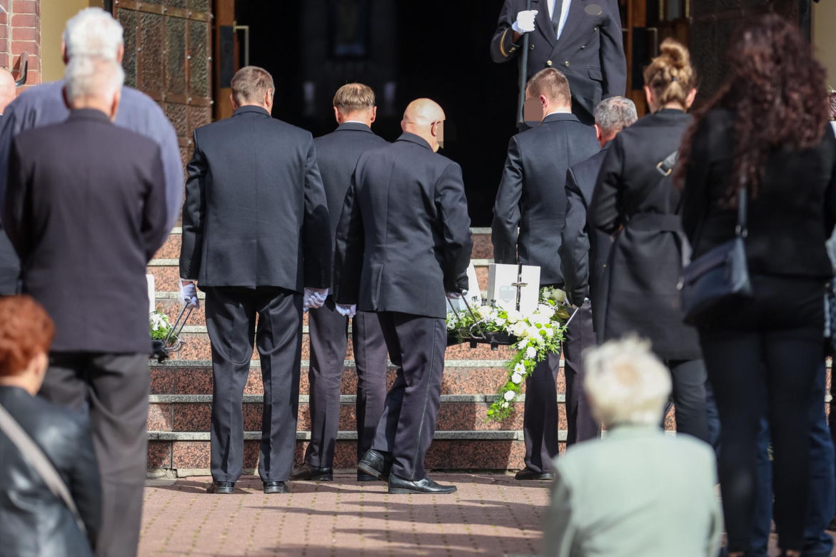 Ostatnie pożegnanie rodziny, która zginęła w tragicznym wypadku na A1. Morze łez