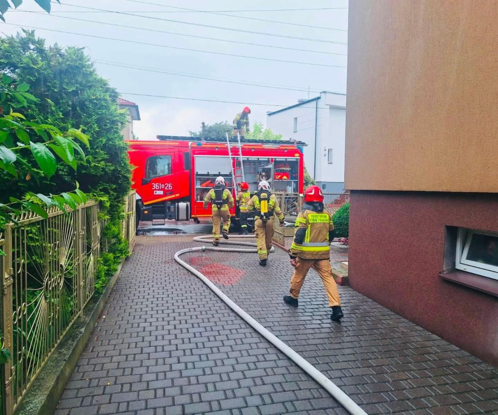 Ogień w domu jednorodzinnym przy ul. Chętnika w Łomży