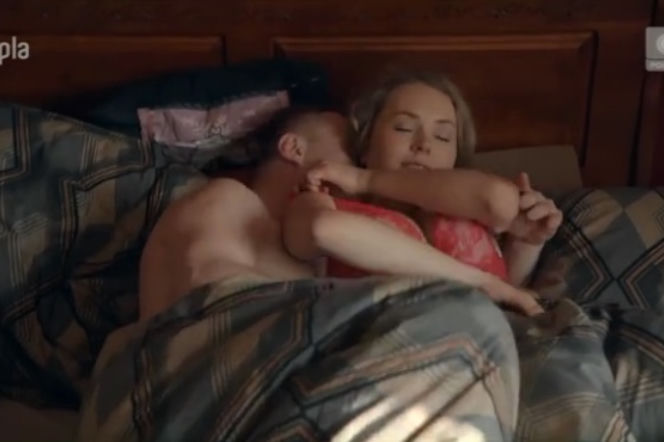 To nie koniec świata 2 sezon odcinek 15. Ula (Magdalena Lamparcka) Darek (Eryk Lubos)