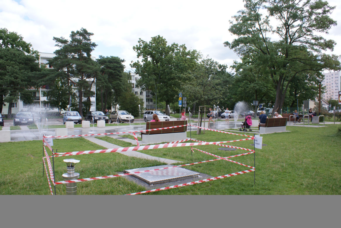 2-latka weszła na rozgrzany właz i poparzyła swoje stopki
