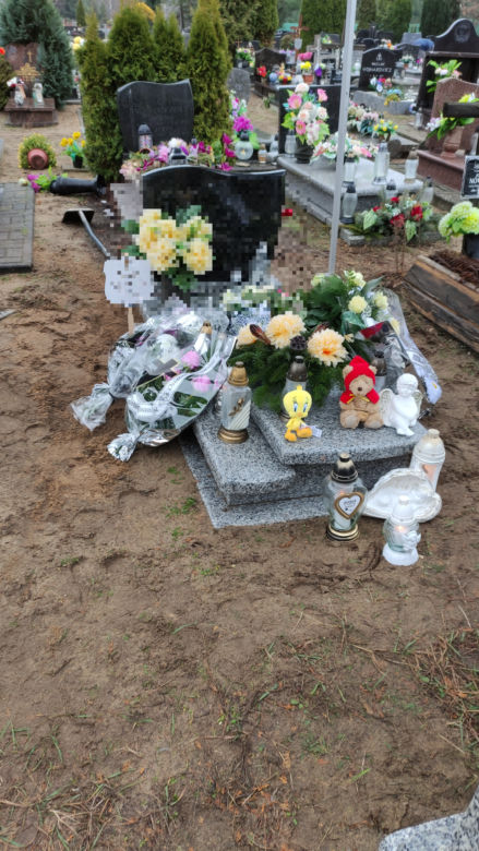 Zakatowana Zuzia jest już wśród aniołków. Widok maleńkiej urny łamie serce