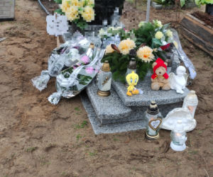 Zakatowana Zuzia jest już wśród aniołków. Widok maleńkiej urny łamie serce
