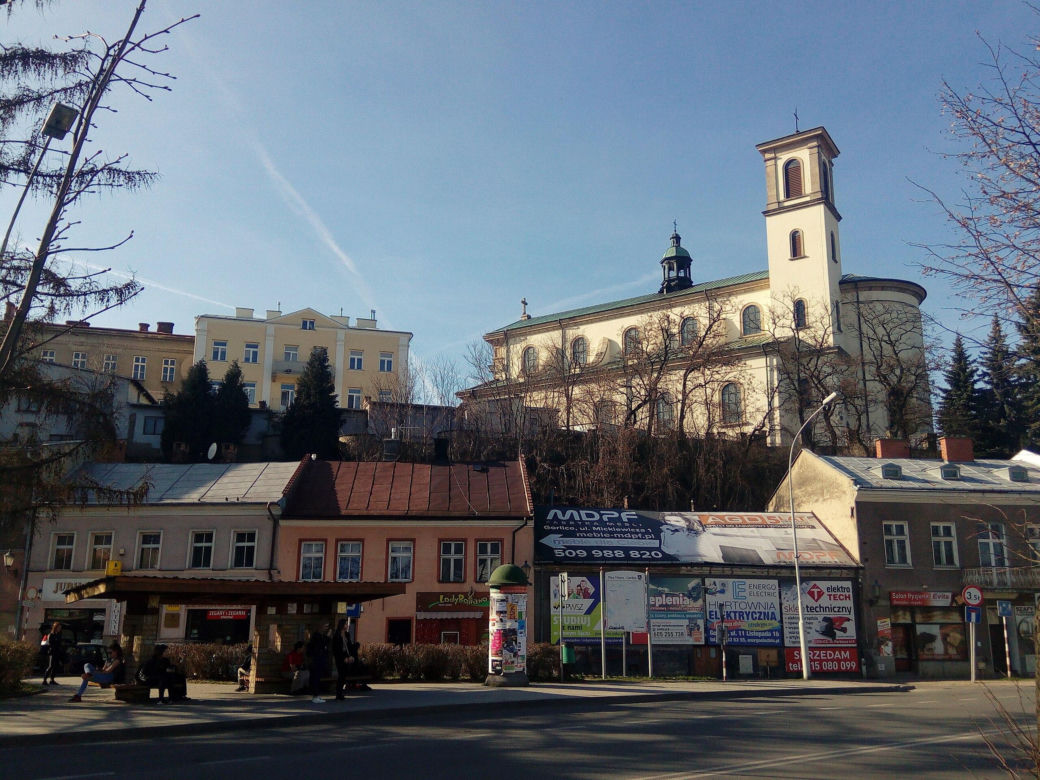 Widok na bazylikę z ulicy Legionów