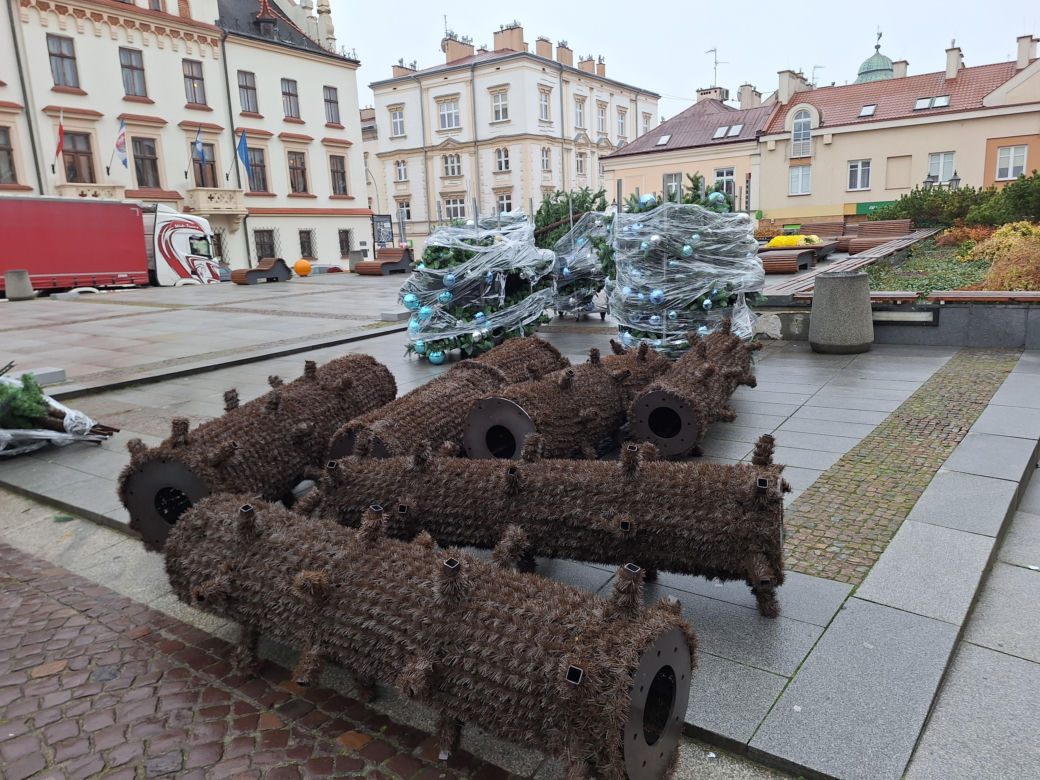 Na rzeszowskim Rynku rozpoczął się montaż świątecznej choinki 