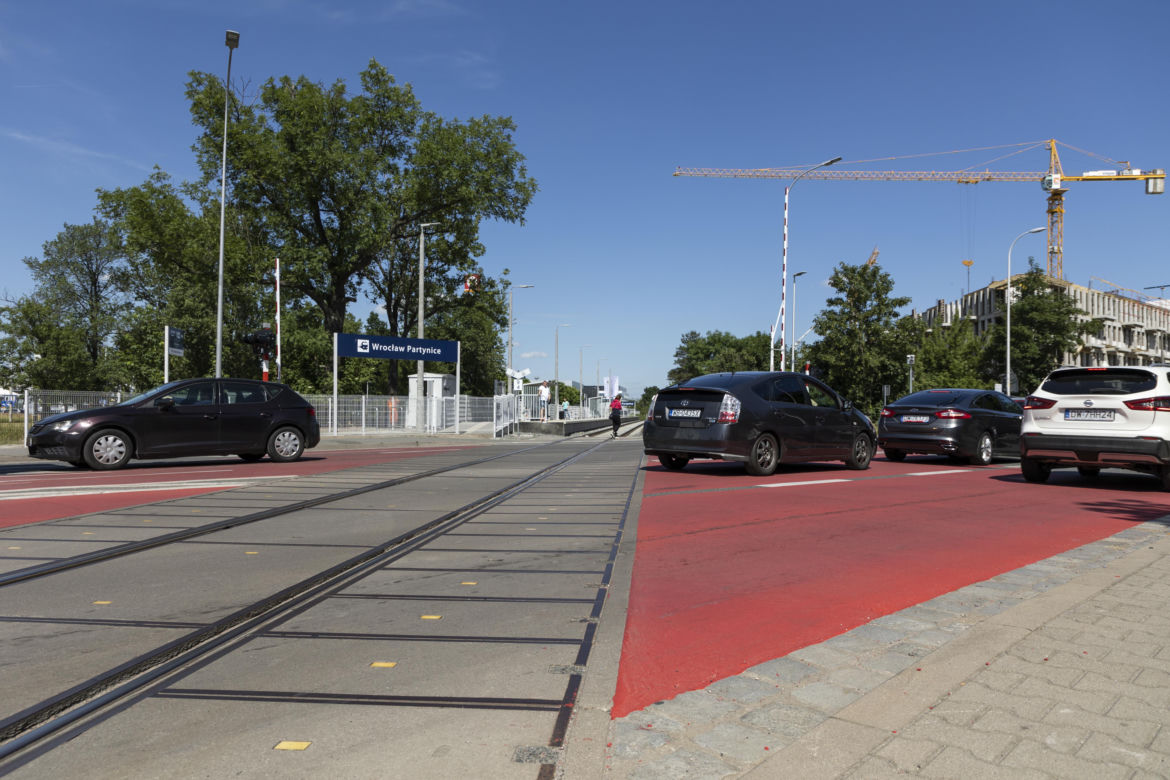 Nowe rogatki paraliżują ruch na południu Wrocławia. Kierowcy sami sobie winni?