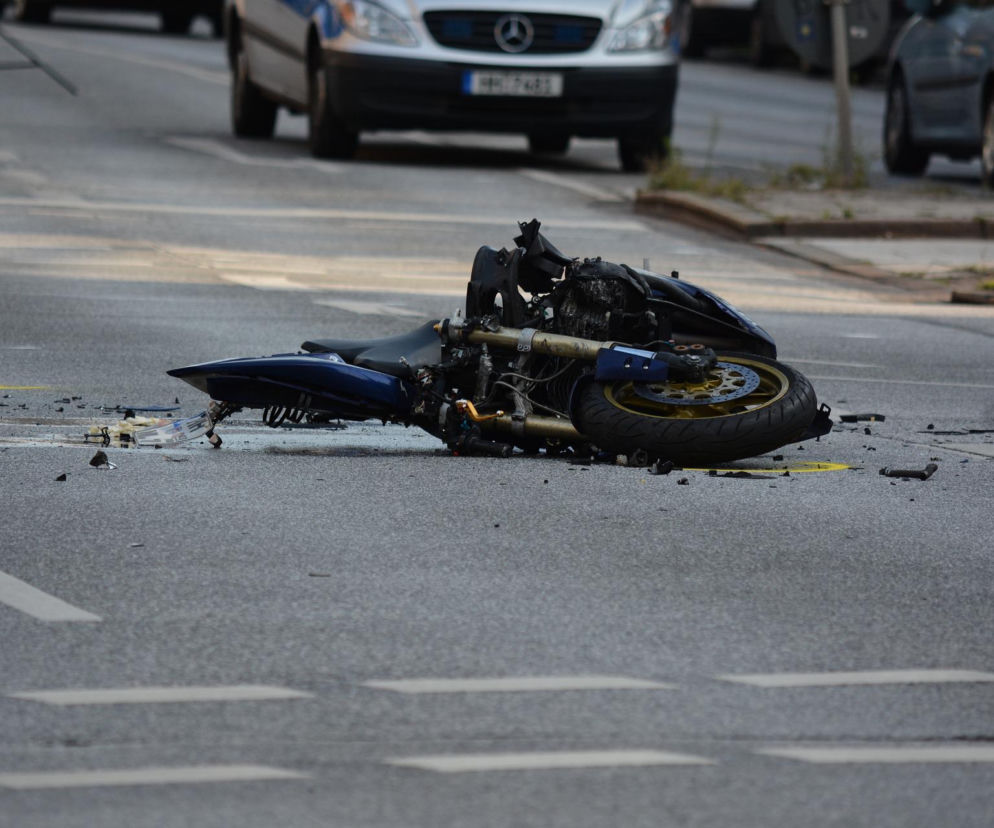 Lubelskie. Wypadek motocyklisty!  Zablokowana dk nr 74 w Dzwoli. Ogromne utrudnienia [3.05.2022]