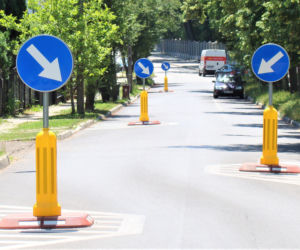 Drogowy absurd? Kierowcy z Tarnowa muszą jeździć slalomem!