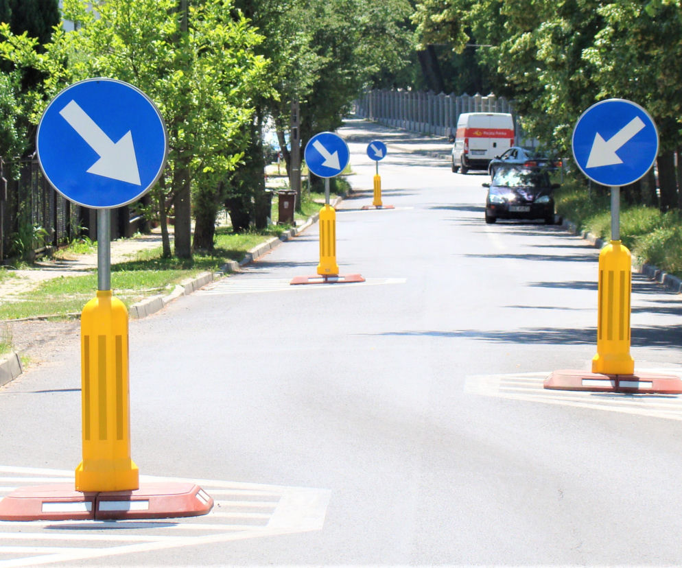 Drogowy absurd? Kierowcy z Tarnowa muszą jeździć slalomem!