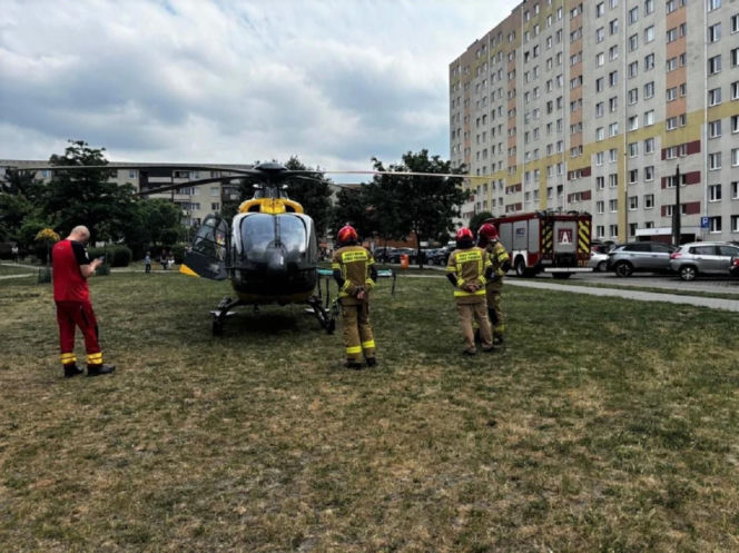Małe dziecko wypadło z okna wieżowca we Włocławku