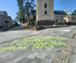 Wandalizm w centrum Kielc. Olbrzymi napis przed katedrą i interwencja policji
