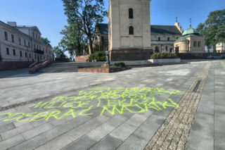 Wandalizm w centrum Kielc. Olbrzymi napis przed katedrą i interwencja policji