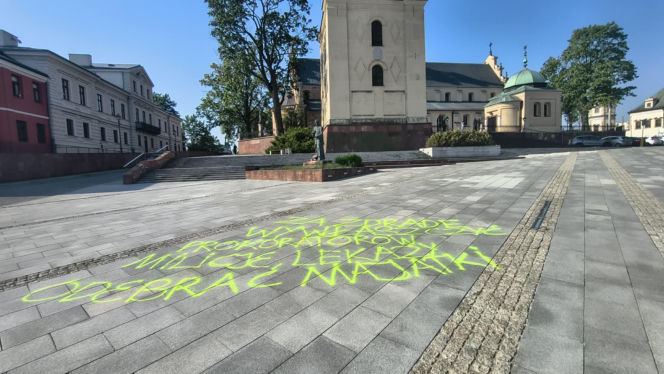 Wandalizm w centrum Kielc. Olbrzymi napis przed katedrą i interwencja policji