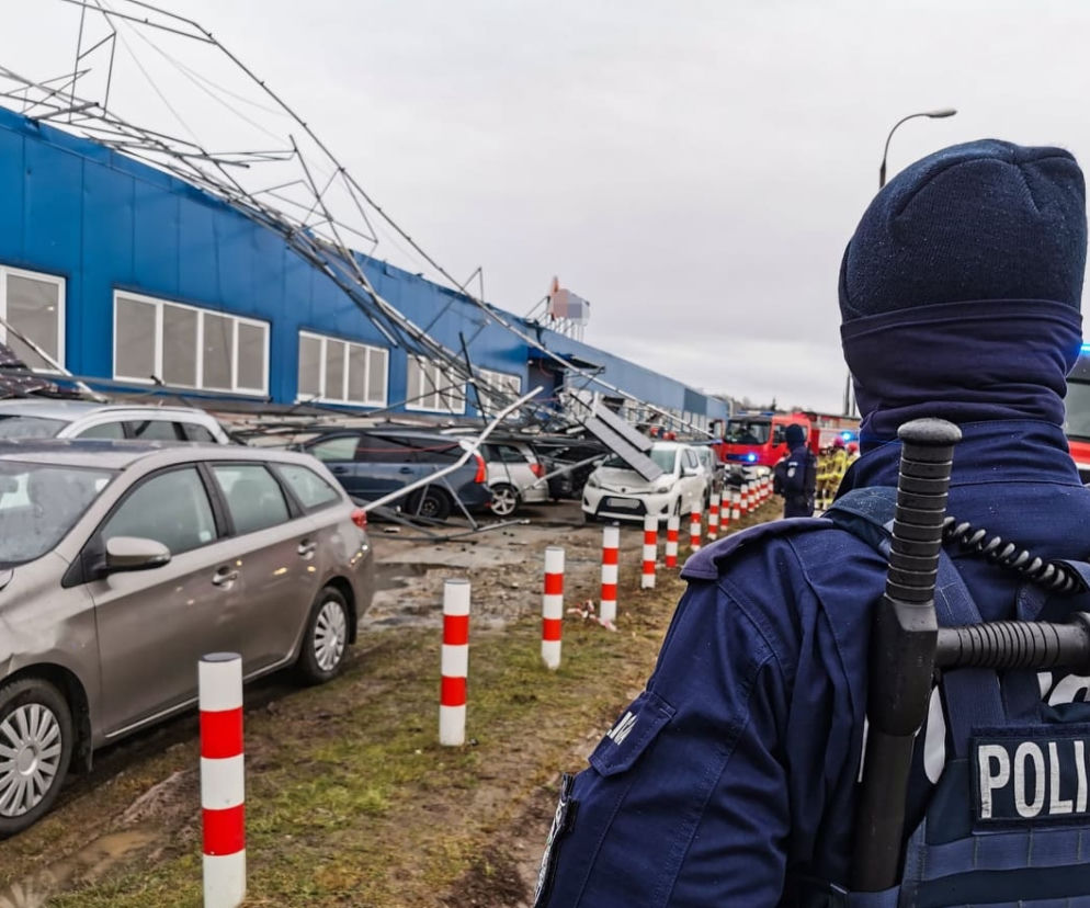 Wichura sieje spustoszenie w Podlaskiem. Kilkanaście samochodów uszkodzonych. Domy bez prądu