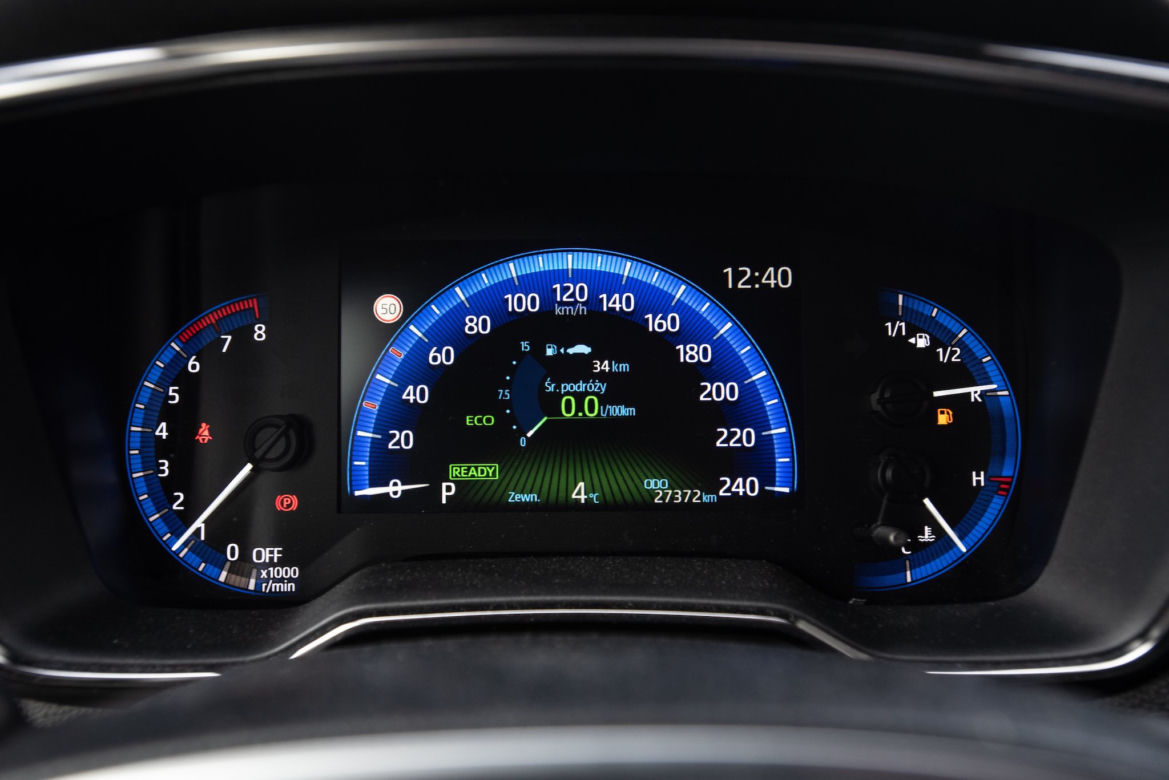 Toyota Corolla 2.0 Hybrid Dynamic Force 184 KM e-CVT vs Mazda 3 Skyactiv-X 180 KM 6MT AWD