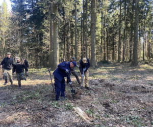 Strażnicy Graniczni sadzili drzewa z okazji 35-lecia swojej formacji