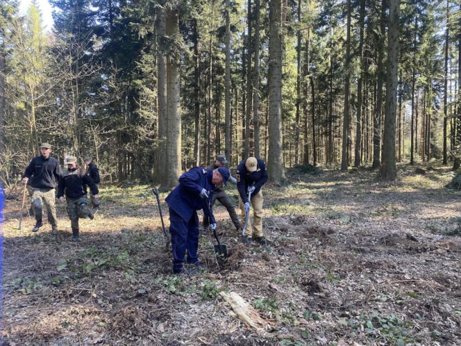 Strażnicy Graniczni sadzili drzewa z okazji 35-lecia swojej formacji