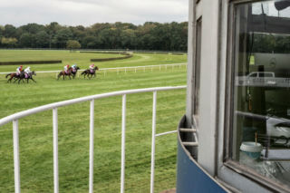 Koń galopował do mety z ciężką kontuzją. Gonitwa na Służewcu zakończona dramatem