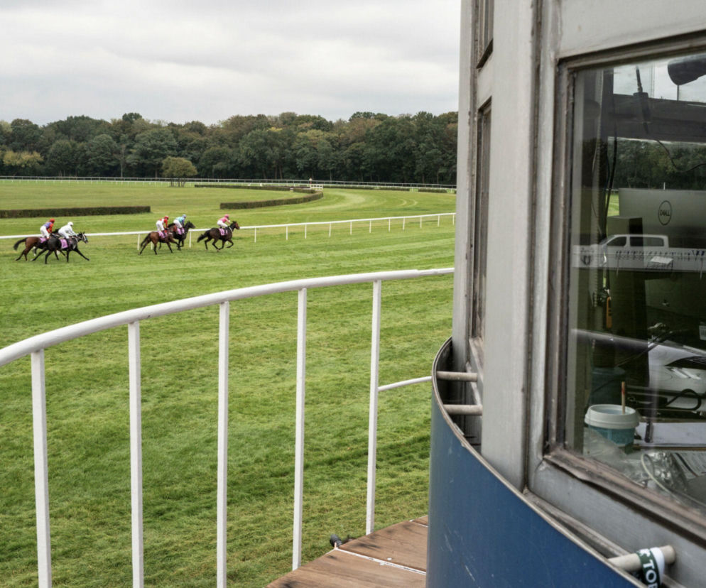 Koń galopował do mety z ciężką kontuzją. Gonitwa na Służewcu zakończona dramatem