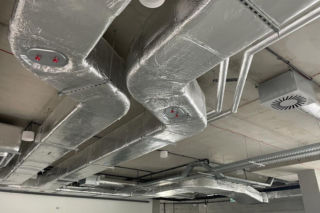 Dlaczego izolacja HVAC w halach magazynowych ma istotne znaczenie?