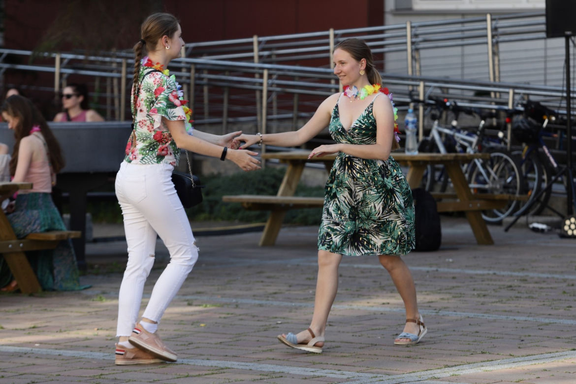 Studenci urządzili potańcówkę pod Uniwersytetem Śląskim w hawajskim stylu