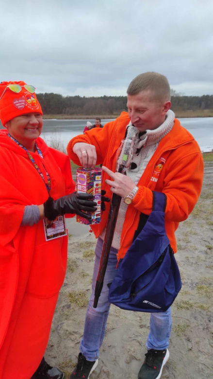 „Krasnostawskie Karpie” znów wskoczyły do zimnej wody! Zobacz, jak morsowali dla WOŚP