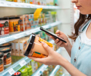 Polacy kupują z telefonem w ręku i coraz częściej korzystają z QR kodów. Tak wynika  z badania Kantar na zlecenie GS1 Polska